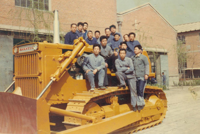 第一代装配人第一次引进幼松推土机技术