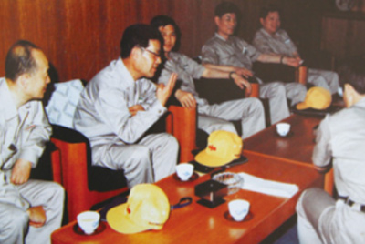 为了进建表国先进技术和治理步骤，前往引进技术与设备的国度进行实地调查。薛仲光厂长在日本。