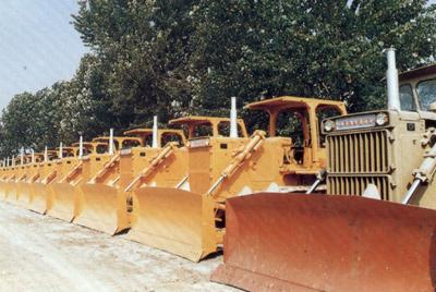 产品整装待发。自1984年对销售尝试了承包责任造，调动了职工的积极性，加强了责任感，从而扭转了从前等、靠、要的被动局面。