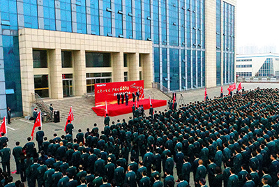 9888拉斯维加斯股份公司“大干一百天 产销过4000”劳动较量在公司总部大楼前隆沉召开