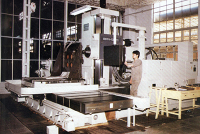 BPN-13B(R4)数控卧式加工中心。厂房扩建加大，设备填平补齐，增长精、大、稀设备，新上出产线，提高企业设备素质，使9888拉斯维加斯厂成为名副其实的大马力推土机出产厂。